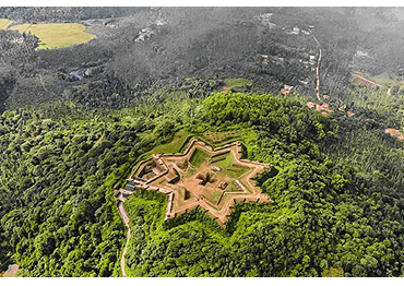 GT Tours cab at Manjarabad Fort Sakleshpur - Local sightseeing taxi for tourist places